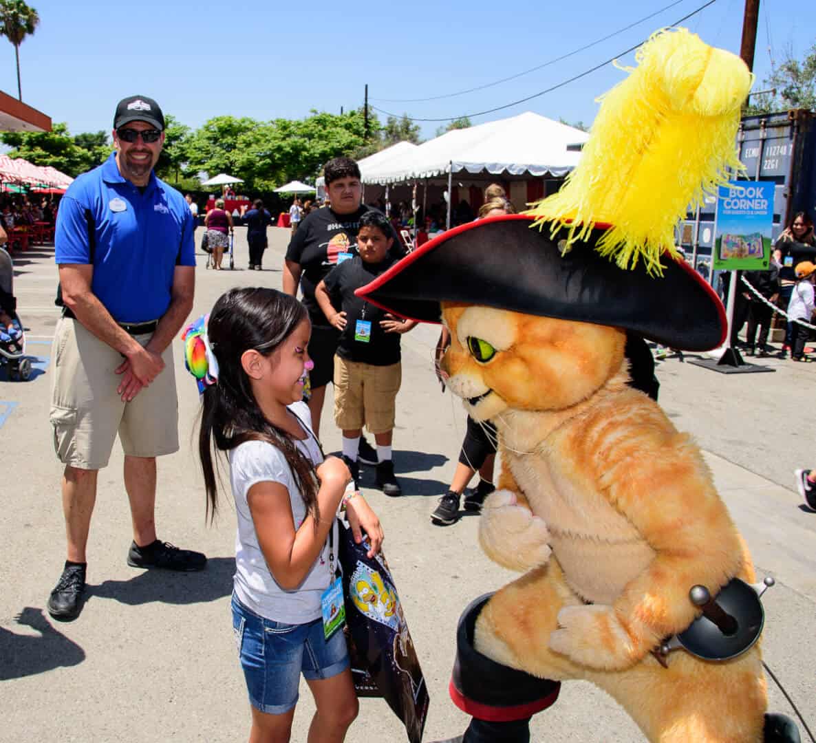 Puss giggling a Child together with a Cast Member