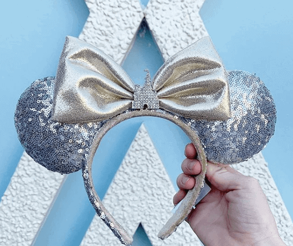 A hand holding Minnie Mouse headband