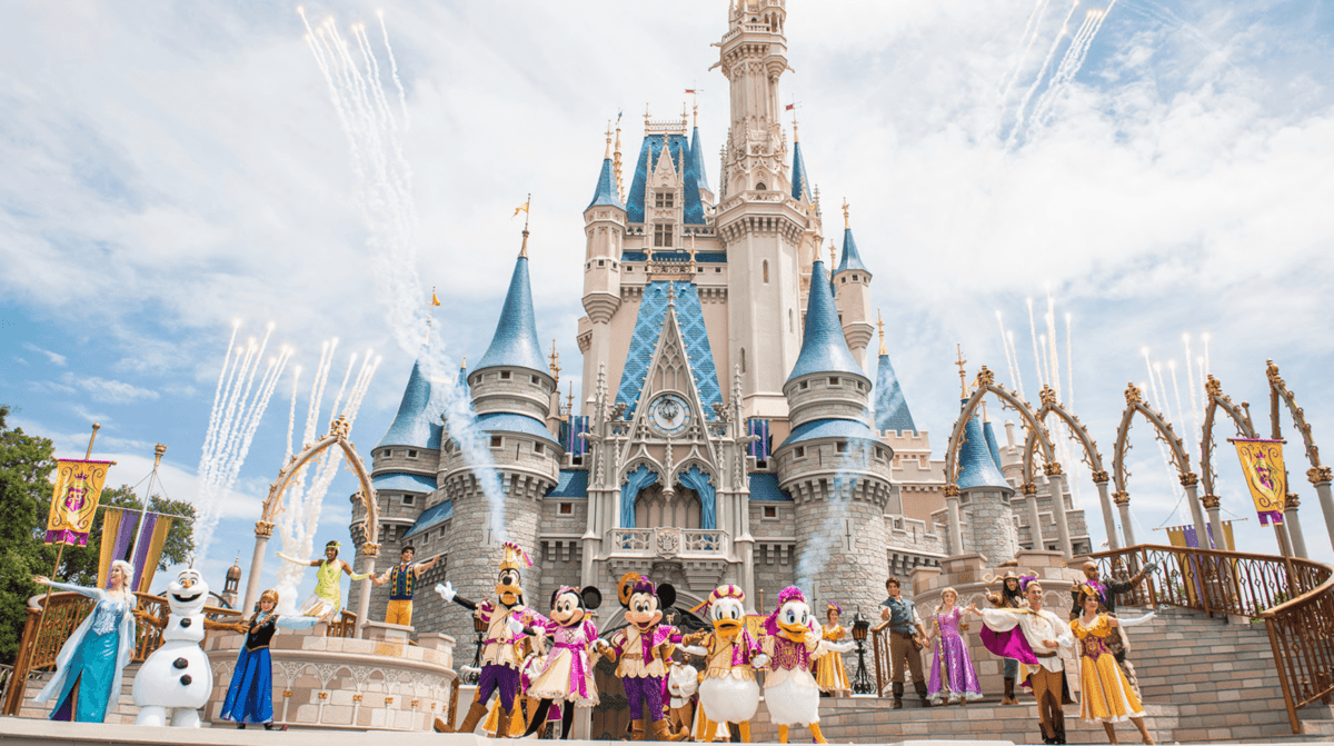 Disney characters in front of Cinderella´s castle