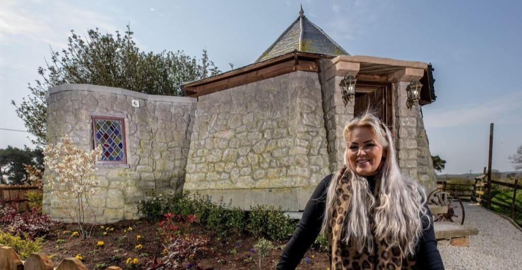 Blonde woman in front of Hagrid´s Hut