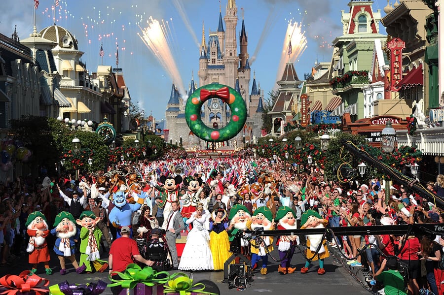 disney parks holiday parade