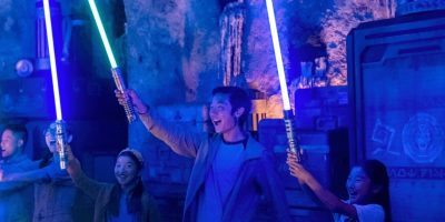 group of kids building lightsabers at savi's workshop disney world