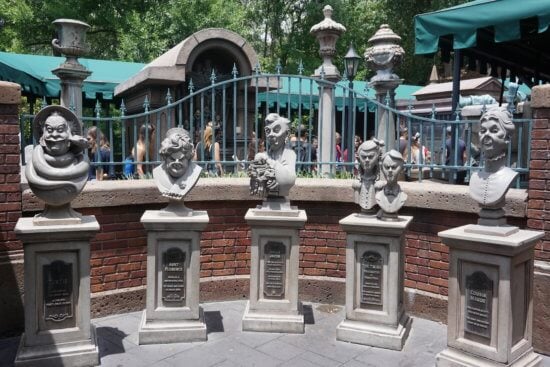 interactive haunted mansion queue at wdw