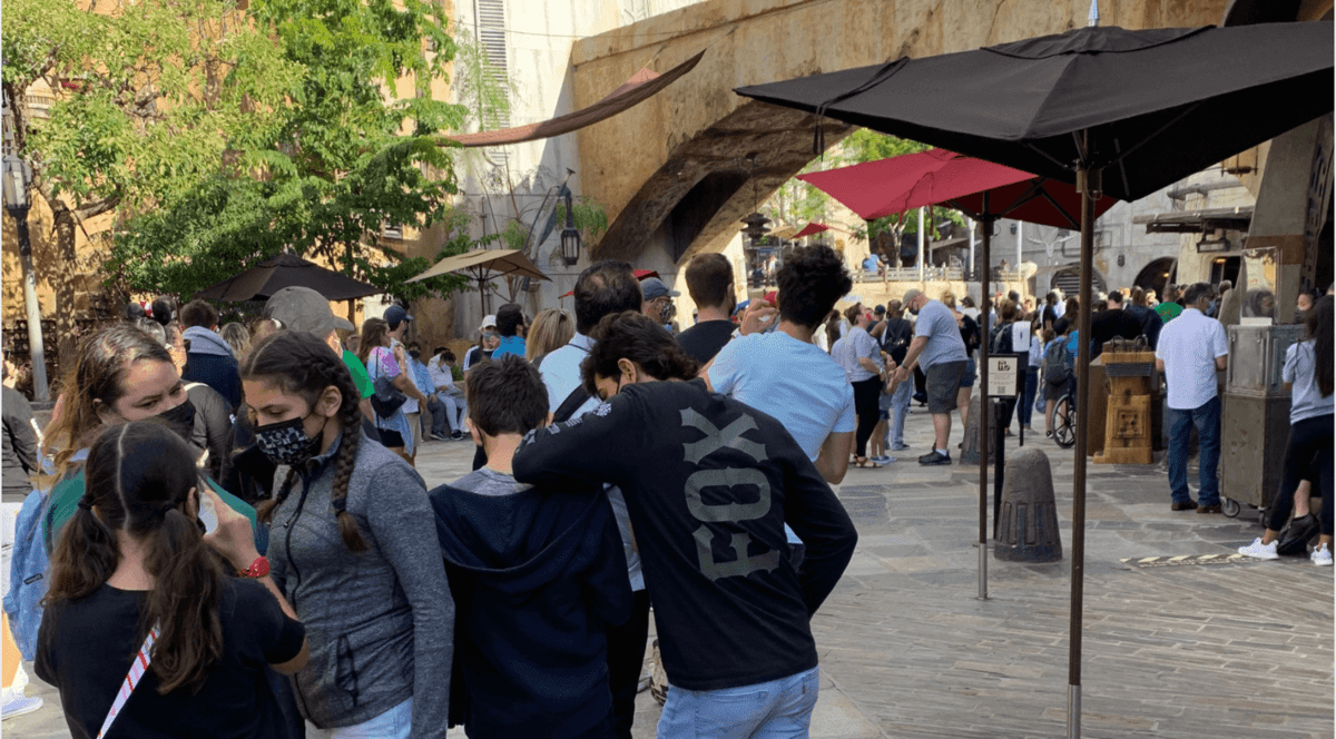 galaxy's edge crowd disney world
