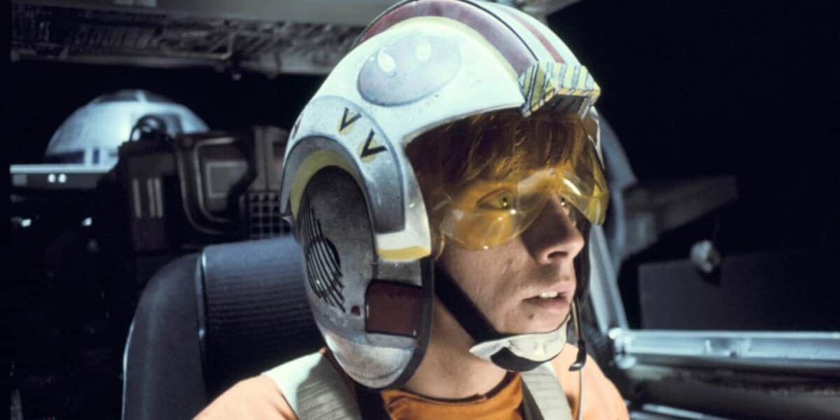 luke skywalker flying x wing