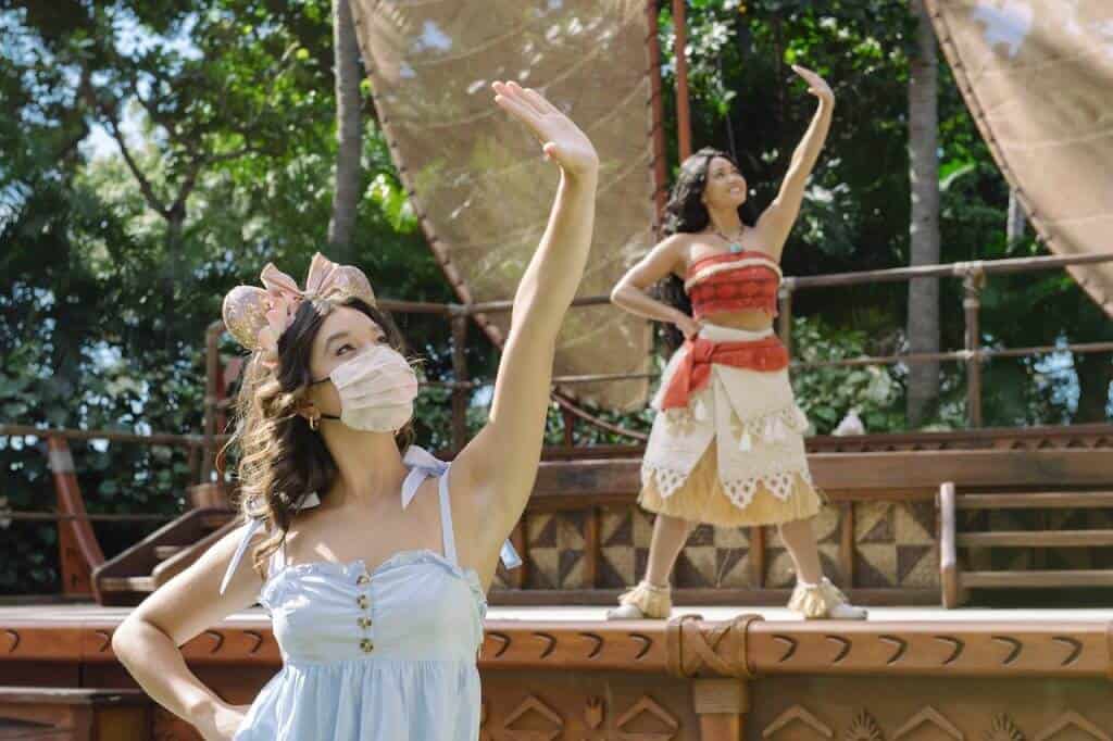 peyton elizabeth lee with moana at Aulani