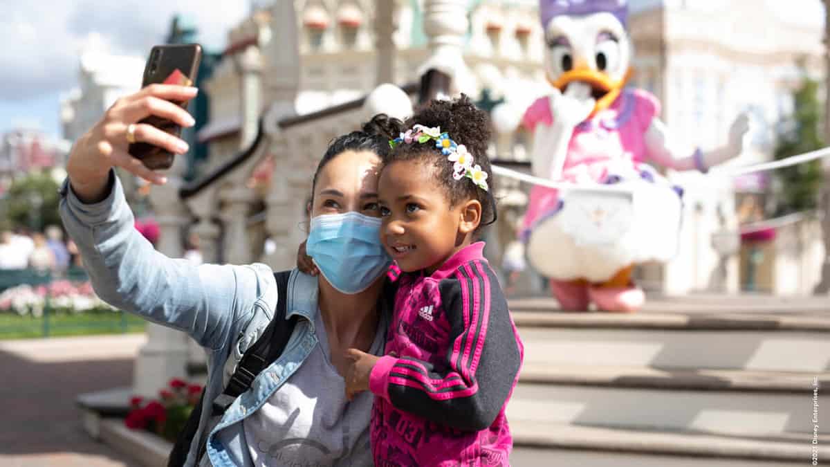 disneyland paris selfie with daisy duck