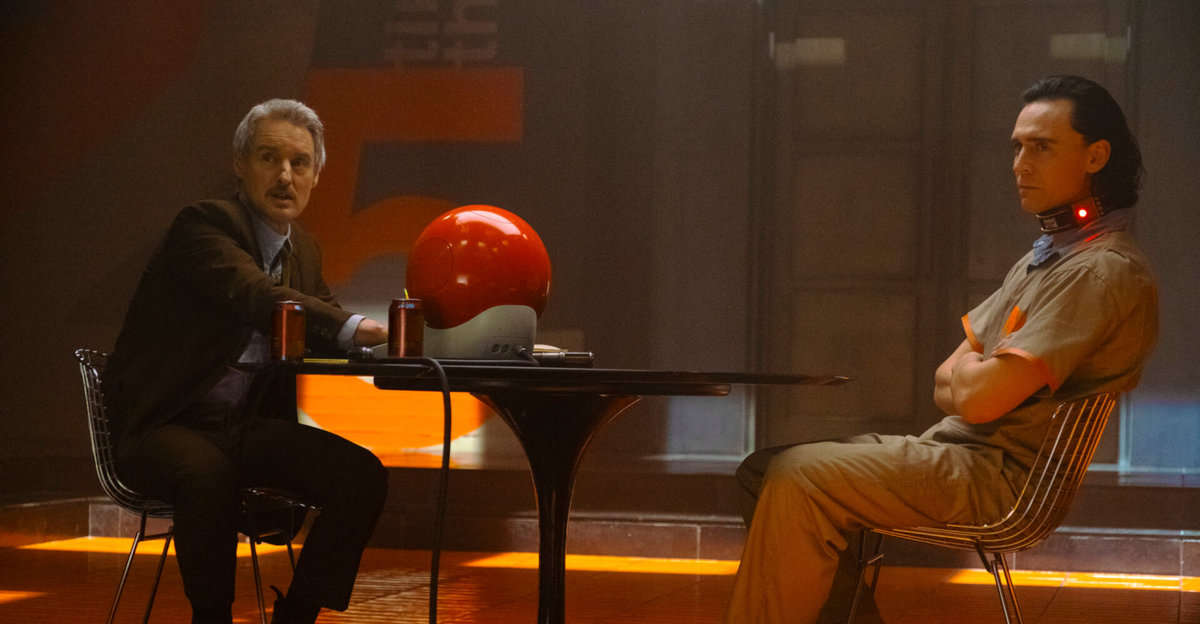 (L-R): (Mobius) Owen Wilson and Loki (Tom Hiddleston) in Marvel Studios' LOKI exclusively on Disney+. Photo by Chuck Zlotnick. ©Marvel Studios 2021. All Rights Reserved.