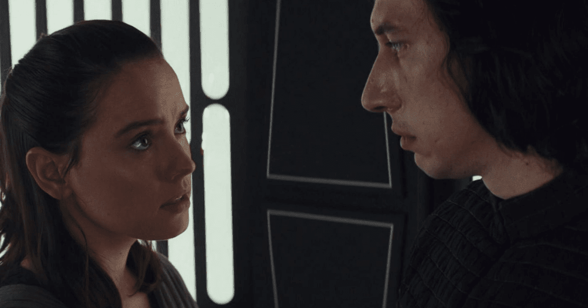 Kylo Ren ad Rey in Star Wars: Episode VII - The Last Jedi (2018)