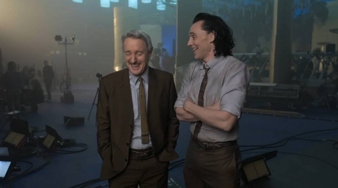 owen wilson (left) and tom hiddleston (right)
