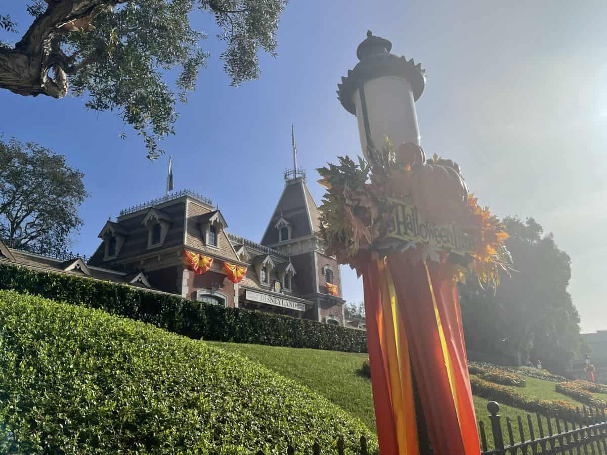 disneyland-crowd-levels-why-you-should-plan-a-visit-inside-the-magic