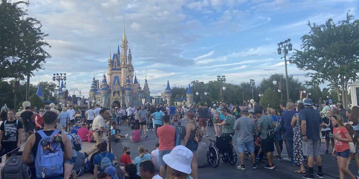 Magic kingdom crowds on happily ever after finale night