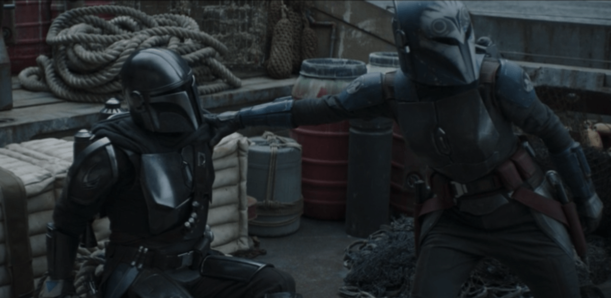 Bo-Katan Kryze helping Din Djarin