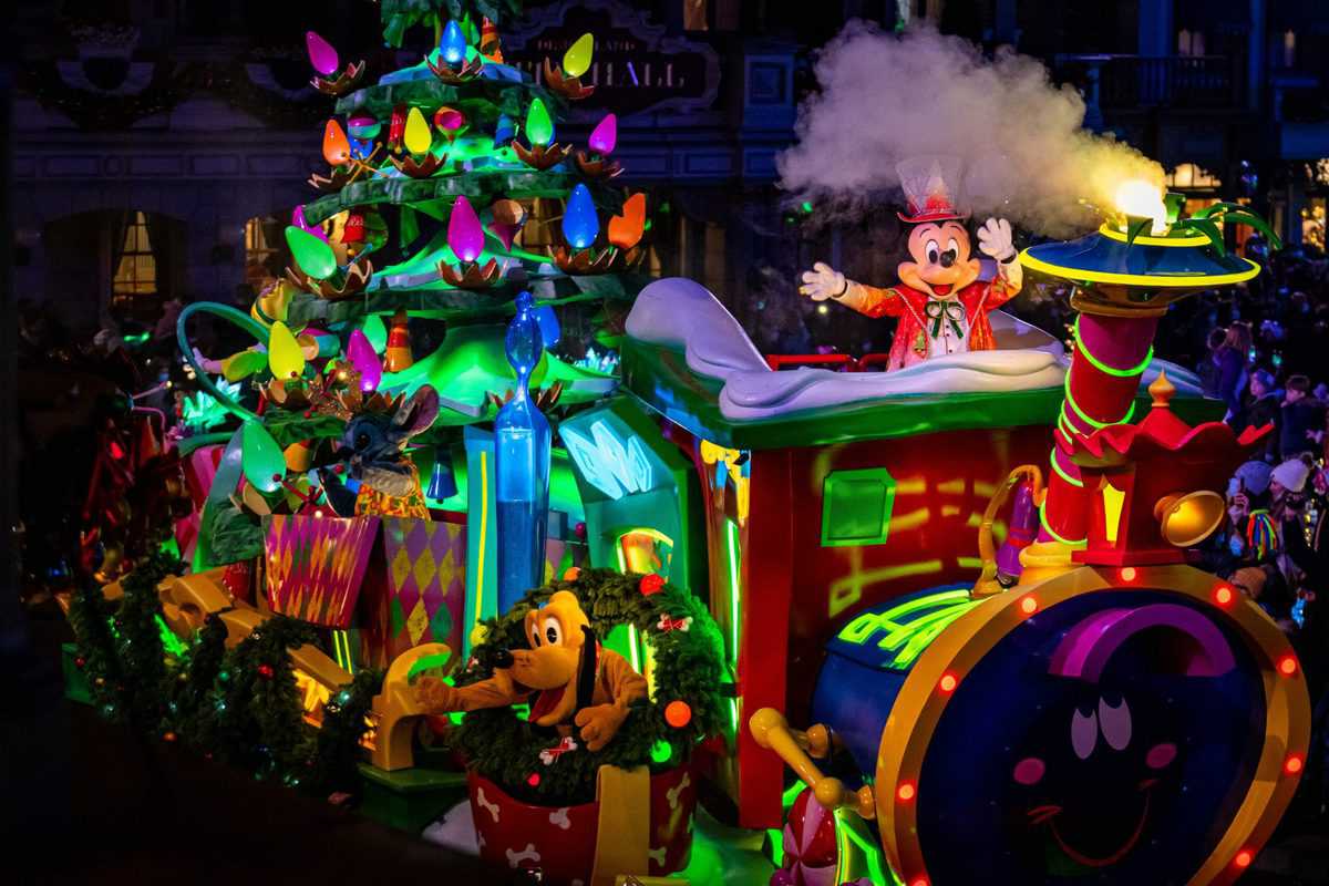 mickey and pluto mickey's dazzling christmas parade float