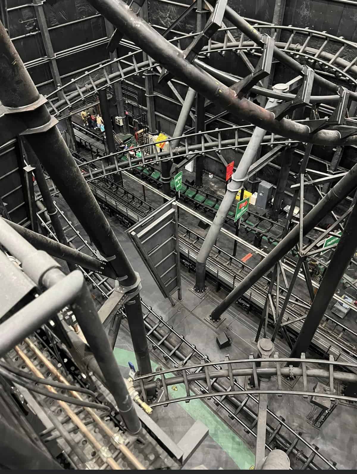 Rock 'N' Roller Coaster Gets Stuck