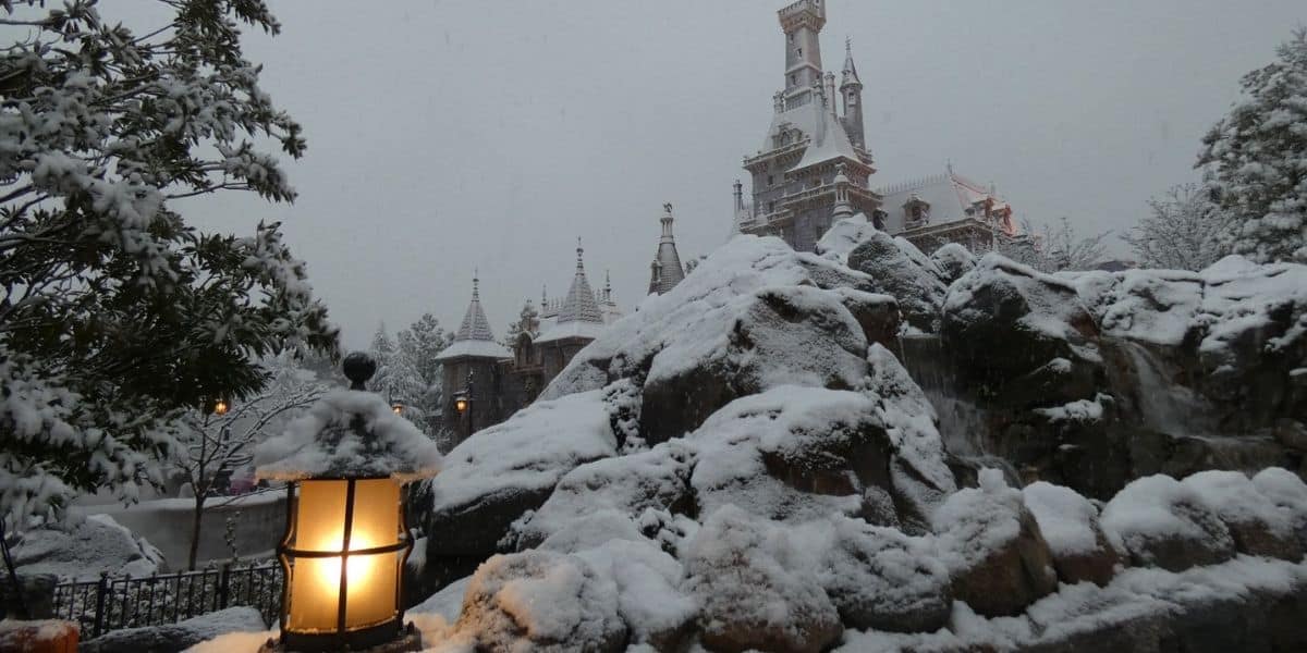 tokyo disney snowfall