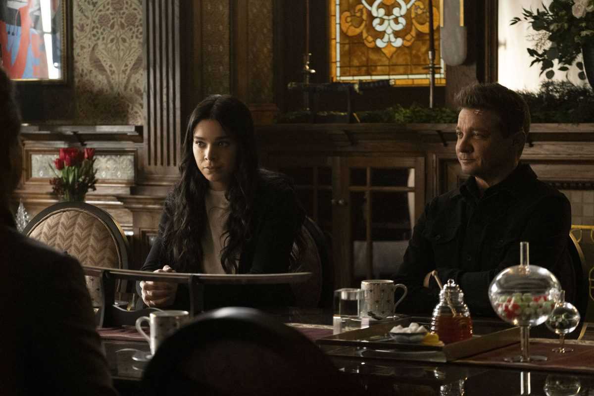 hailee steinfeld (left) as kate bishop and jeremy renner (right) as clint barton in hawkeye season 1 episode 4