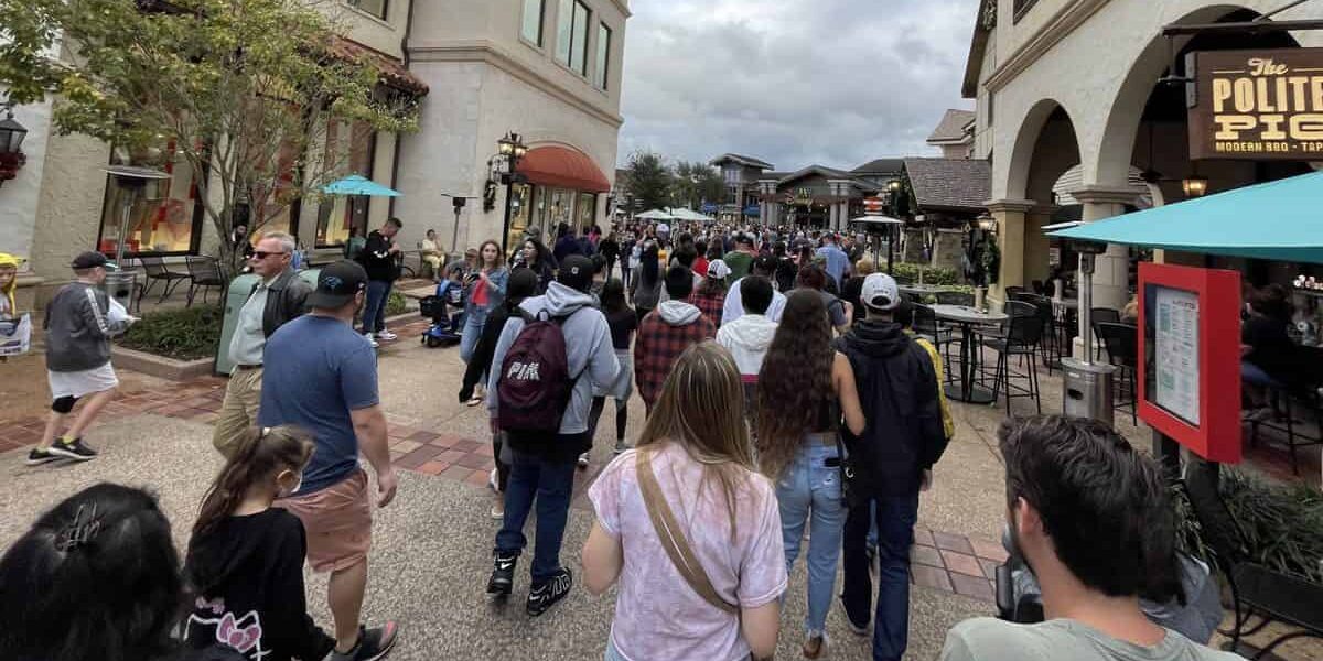 disney springs crowds