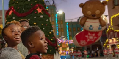 Universal orlando -holiday-street-family-parade-a1