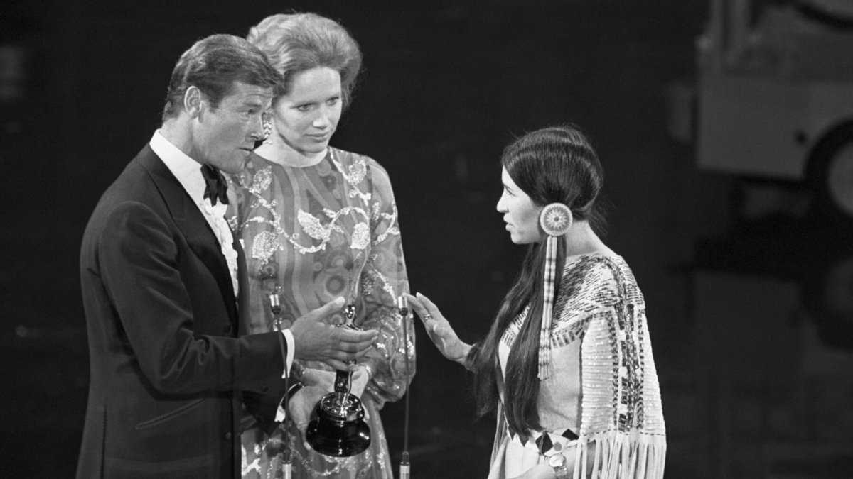 sacheen littlefeather with marlon brando on 1973 academy awards stage