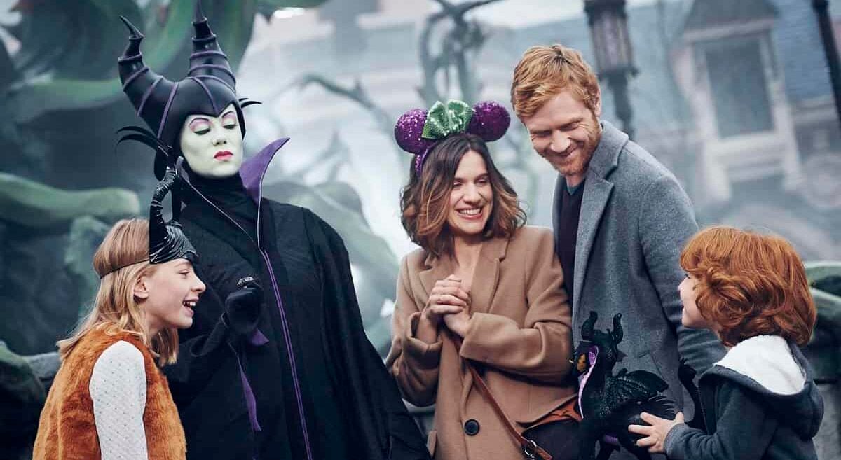 Maleficent interacting with Guests at Disneyland Paris