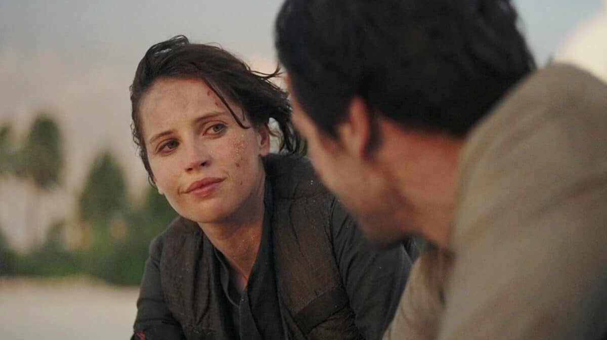Jyn talking to Cassian Andor