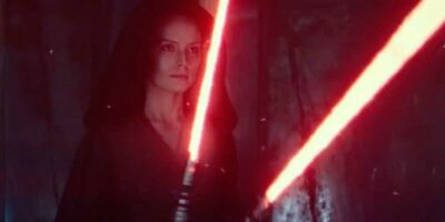 Rey (Daisy Ridley) wielding