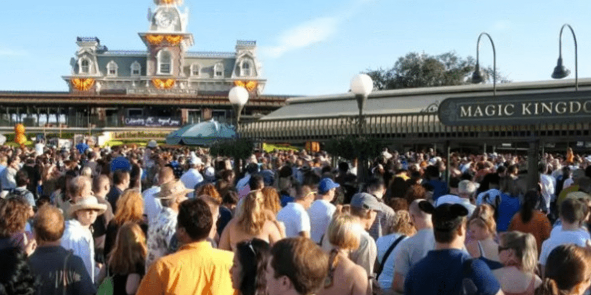 crowds at magic kingdom at disney world