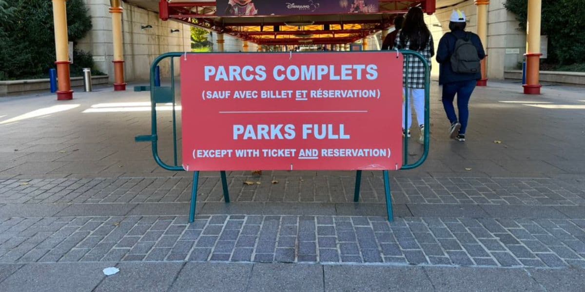 disneyland-paris-completely-full