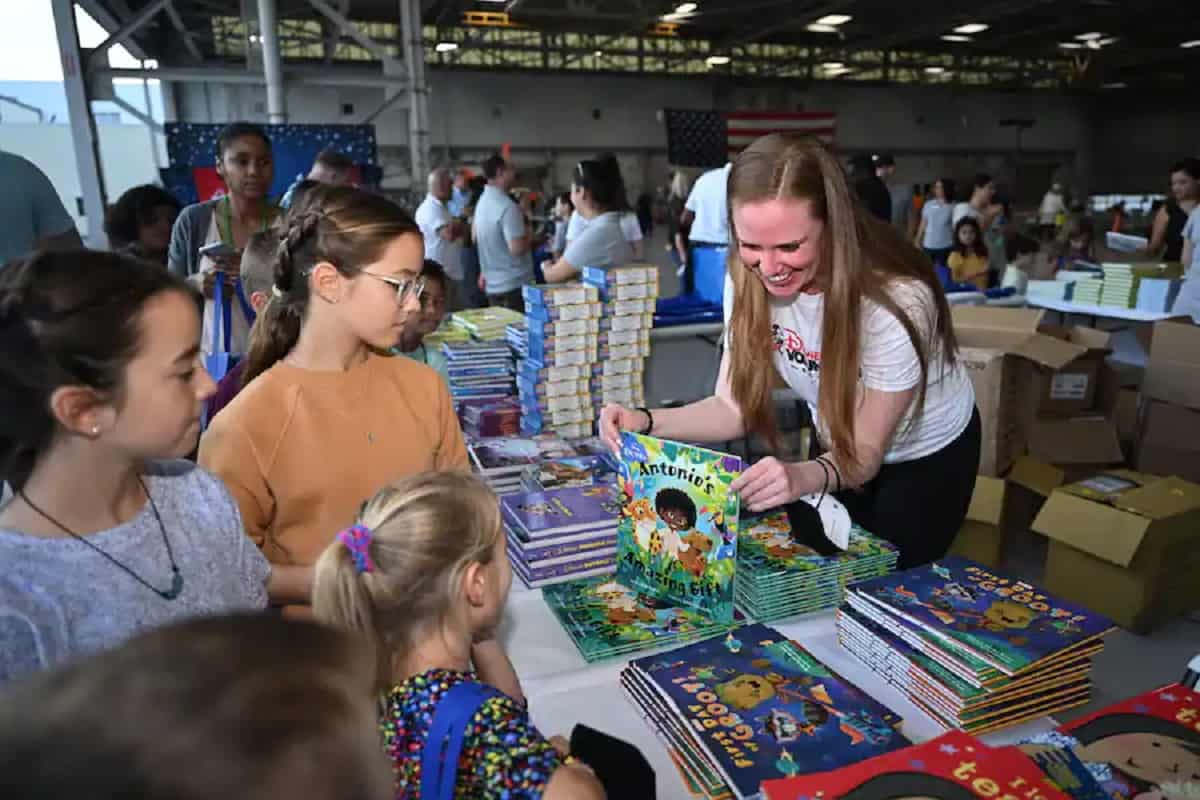 voluntEAR helps at Blue Star Books event