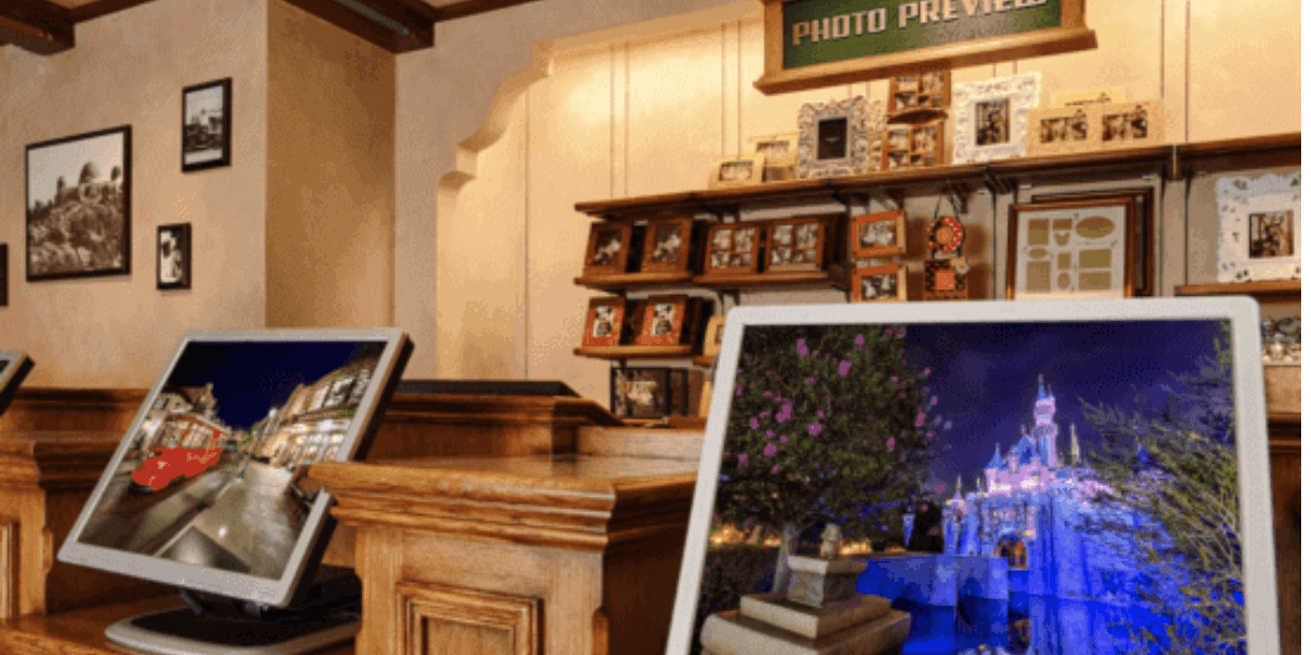 A counter with two computers where Guests can view their photopass images.