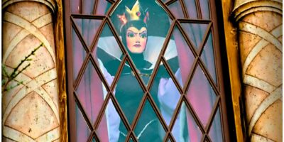The queen opens the curtains in Disneyland
