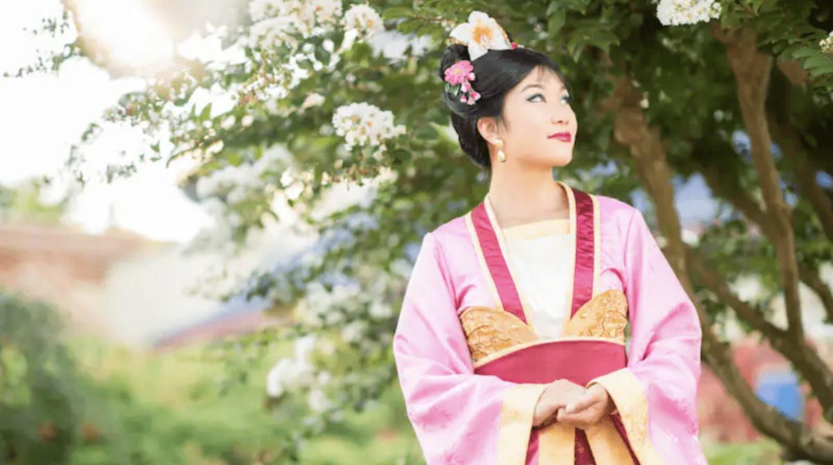 Mulan meeting at EPCOT