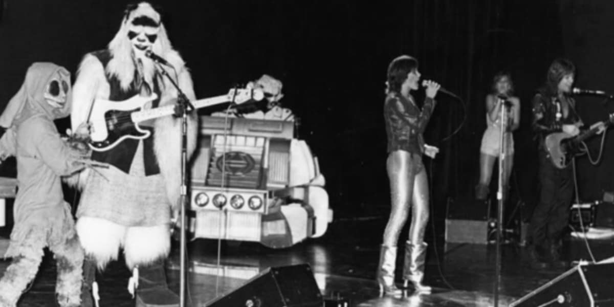 Halyx performing live Disney