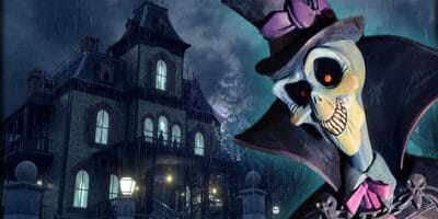 Phantom Manor on the right side smiling, and in the background Phantom Manor House.
