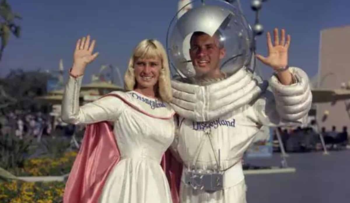 Tomorrowland Space Couple in Disneyland