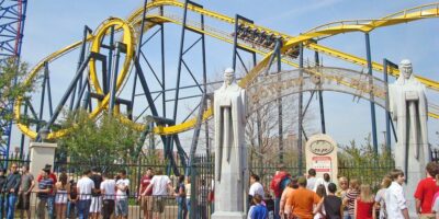 Guests in front of Batman: The Ride at Six Flags Great America