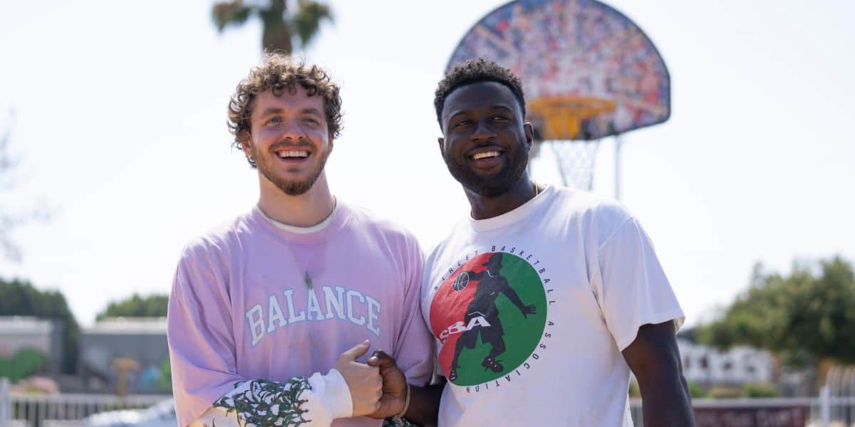 (L-R): Jack Harlow as Jeremy and Sinqua Walls as Kamal in 20th Century Studios' WHITE MEN CAN'T JUMP, exclusively on Hulu. Photo by Parrish Lewis. © 2023 20th Century Studios. All Rights Reserved.