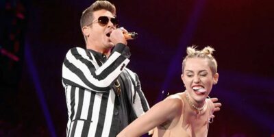 (left to right) Robin Thicke and Miley Cyrus twerking at 2013 VMAs