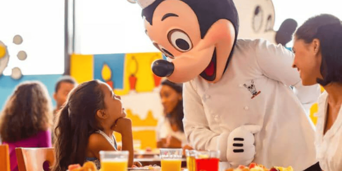 Mickey at Chef Mickey's visiting a girl at a table with her mother