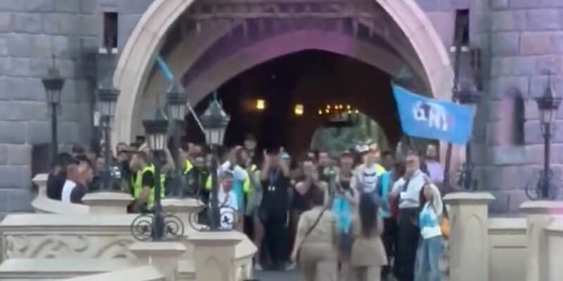 paris-cast-members-block-castle