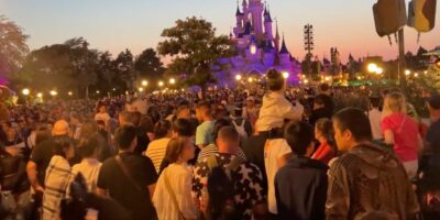 paris-strike-guests-boo