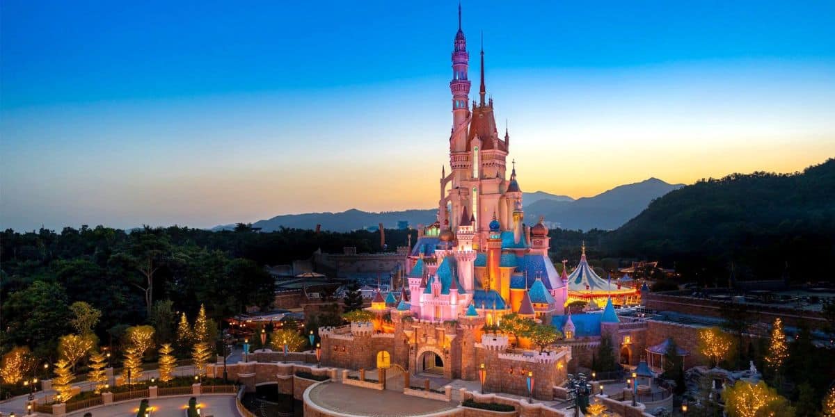 Disney Princess Nearly Hits Guest With Slipper During Parade