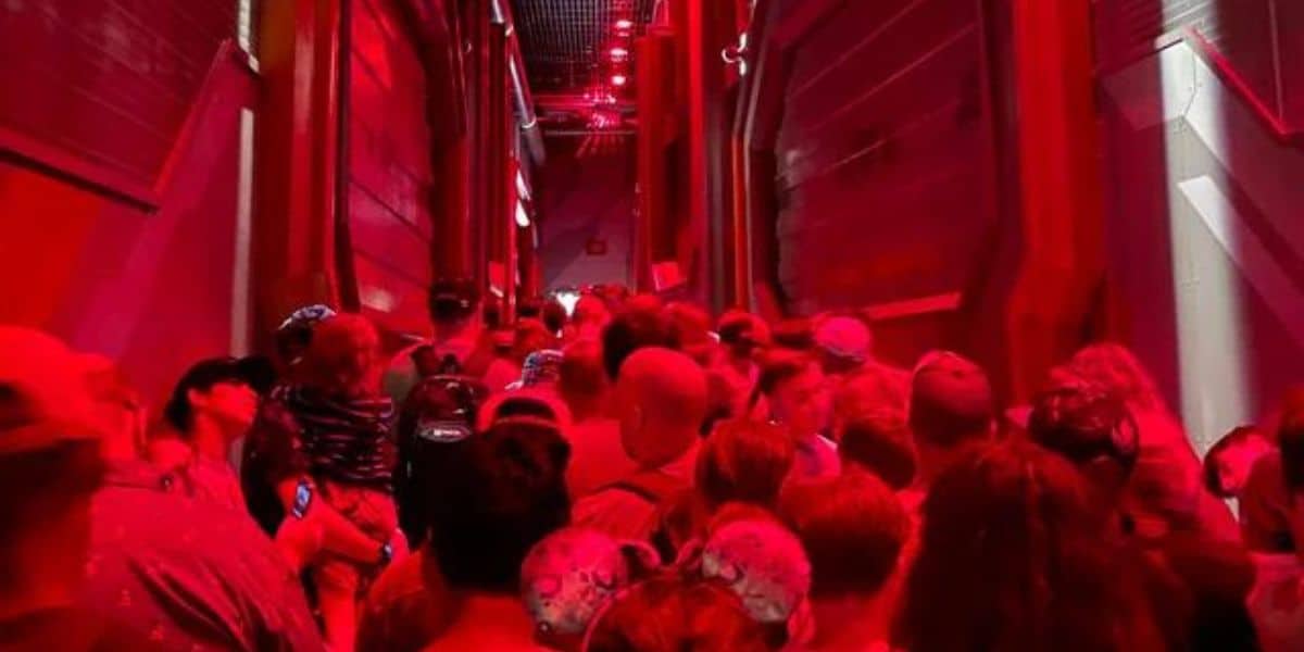 Hundreds Trapped in Disney Ride, Left in The Dark