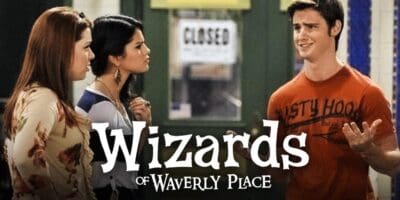 Dan Benson as Zeke Beakerman talks to Selena Gomez (Alex Russo) and Jennifer Stone (Harper Finkle) on Wizards of Waverly Place.