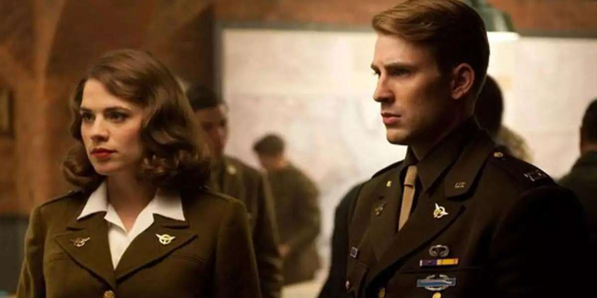 Steve Rogers (Chris Evans) and Peggy Carter (Hayley Atwell) in 'Captain America'