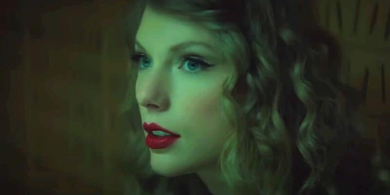 Taylor Swift with red lipstick for "Speak Now"