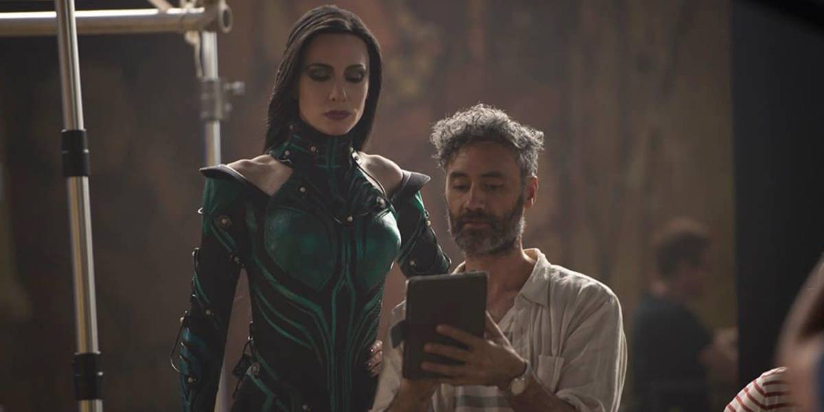 Taika Waititi showing Cate Blanchette his phone bts of Thor: Ragnarok