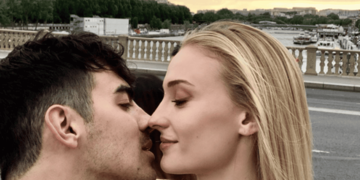 joe jonas and sophie turner showing each other affection