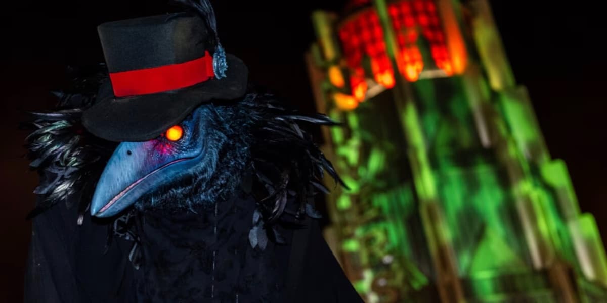 A giant crow in a top hat at Halloween Horror Nights